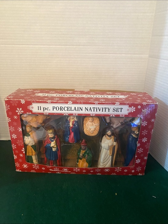Other - 11 pc. Porcelain Nativity Set ( B2.)